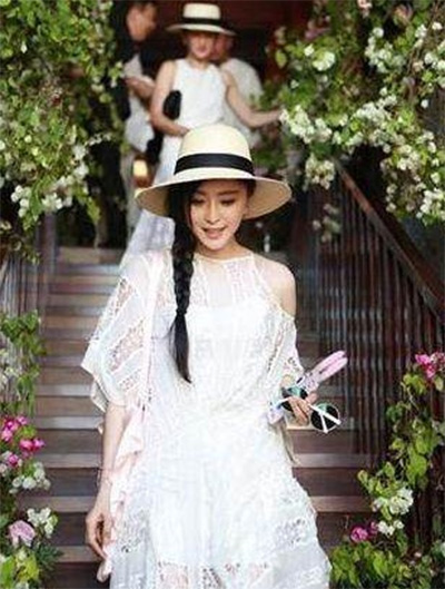 看看女星們花式戴草帽的帽子戲法！